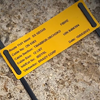 Ein Markierer, der um einen Schlauch gewickelt ist.