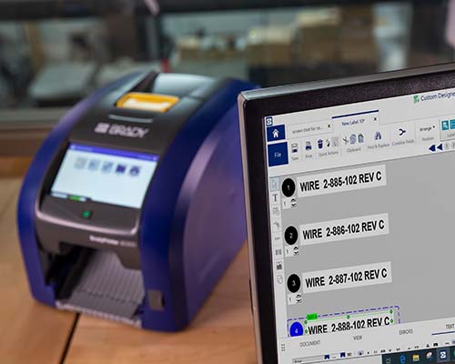 Etiketten-Software im Vordergrund und der i5300 im Hintergrund.