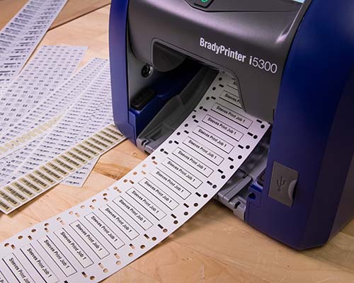 Eine Sammlung von gedruckten Etiketten und Schrumpfschläuchen, die auf dem i5300 gedruckt wurden.