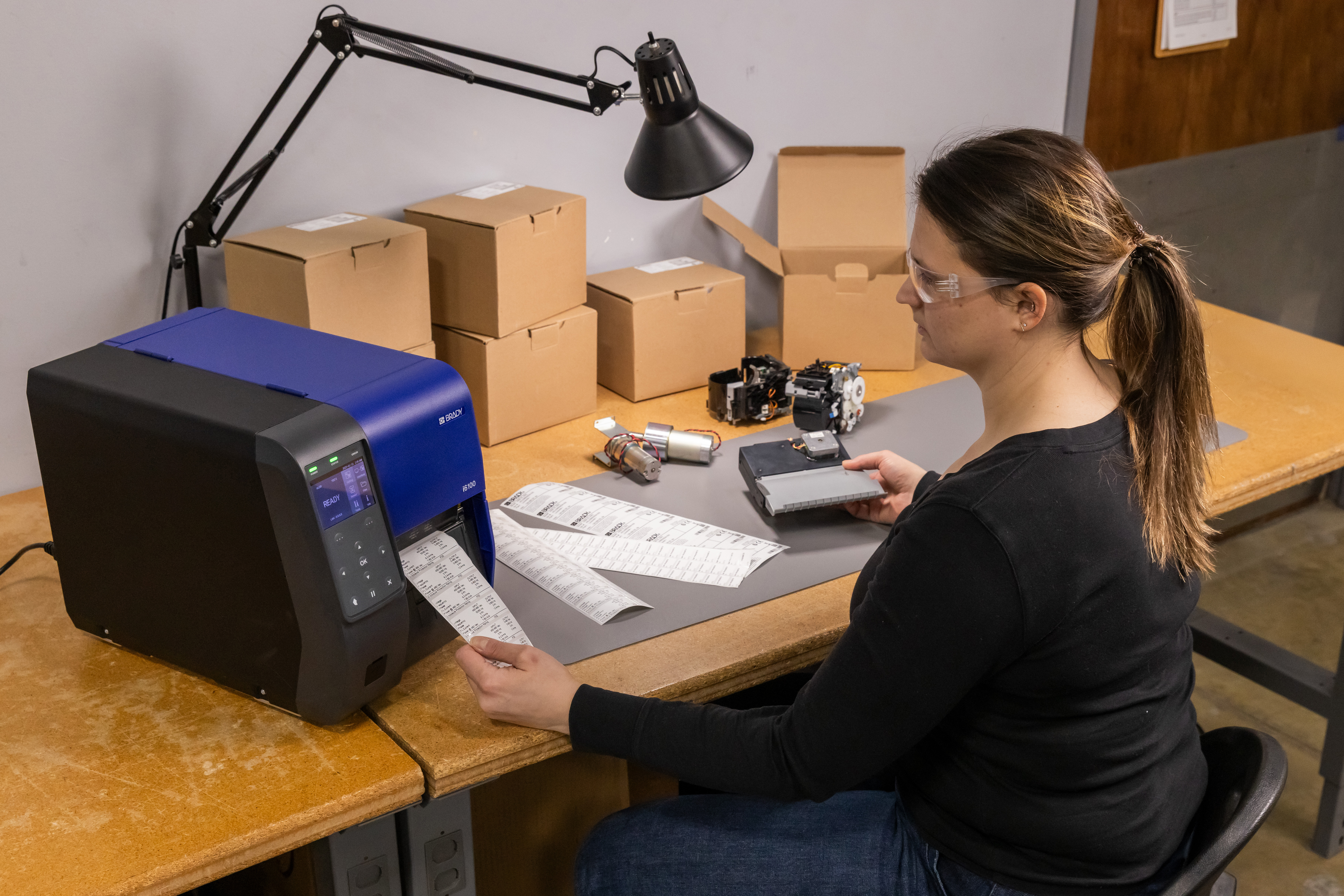 Drucker mit Etiketten auf einem Tisch