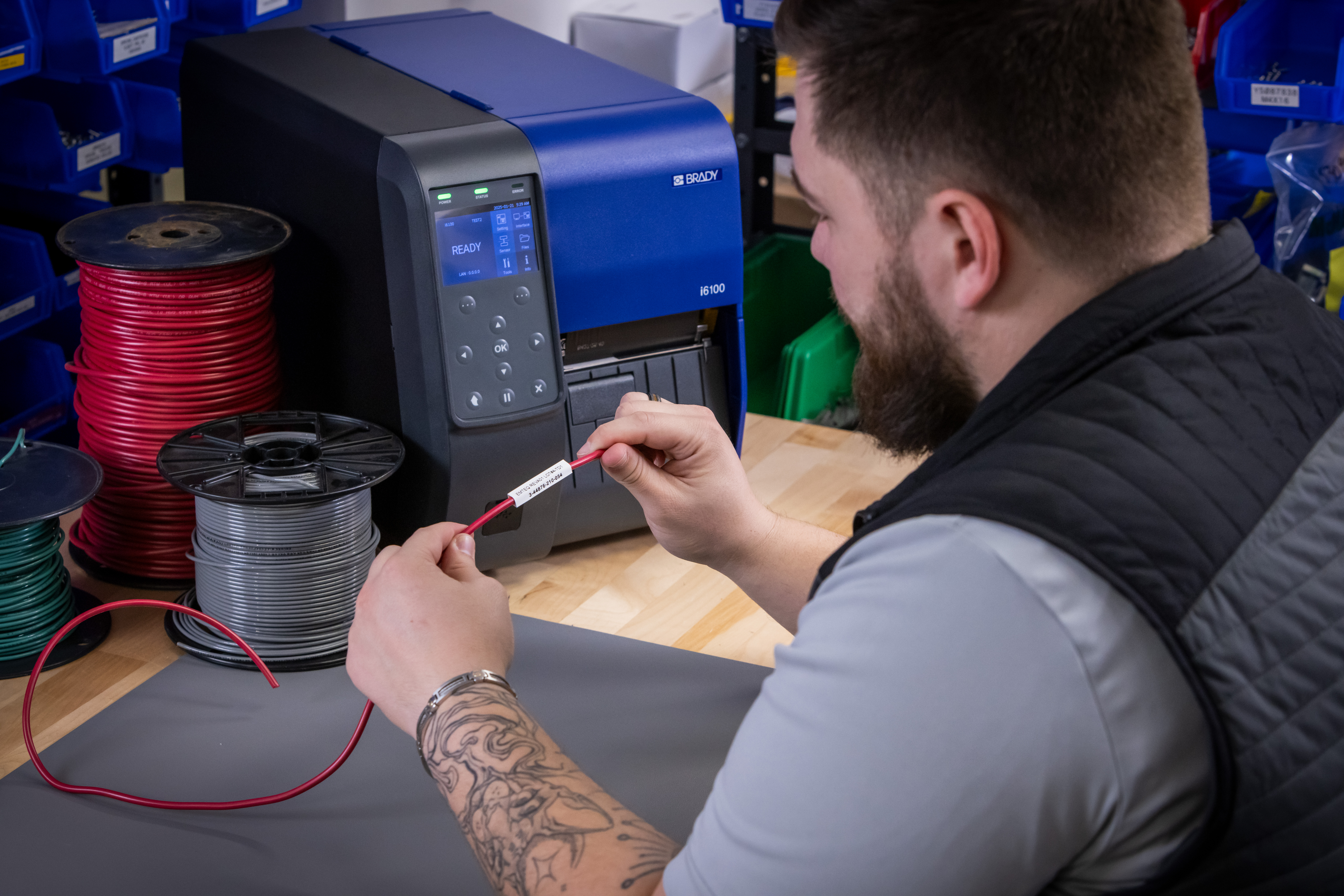 Drucker auf einem Tisch mit einem Kabel