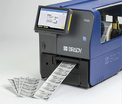 Ein Brady i7500 Drucker, der große Etikettenmengen druckt.