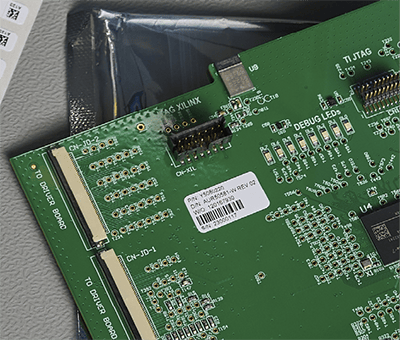 Ein i7500 Etikett mit gestochen scharfem Druck auf einer Leiterplatte. 