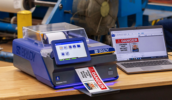 J7300 Drucker auf einem Tisch in einer Produktionsanlage.
