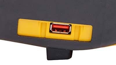 Ein M710 beim Drucken einer Rolle mit Schrumpfschläuchen.