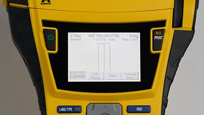 Ein Akku wird in die Unterseite des M710 Druckers eingelegt.