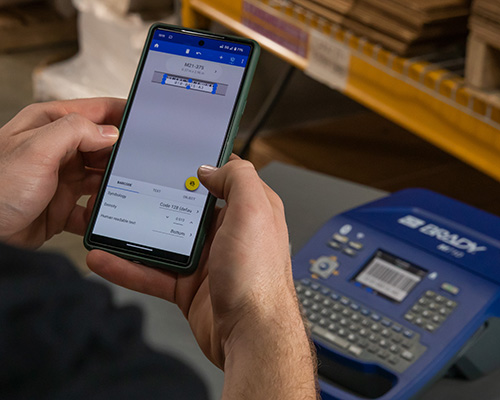 Eine mobile App auf einem Smartphone wird zum Drucken auf dem M710 Etikettendrucker verwendet.