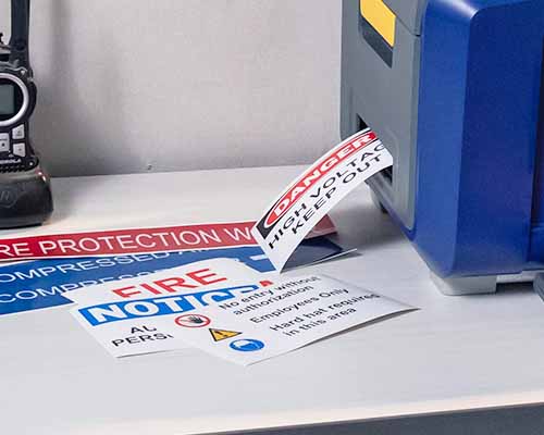 Der S3700 druckt verschiedene mehrfarbige Etiketten.