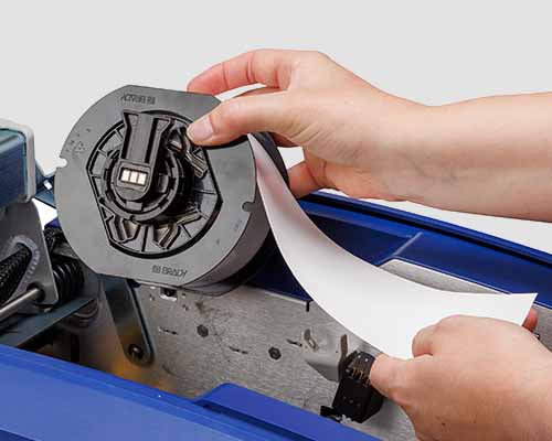 Eine Person wechselt das Etikettenträgermaterial in einem S3700.