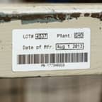 Ein Barcode-Etikett, das auf einem Lagerregal angebracht ist, um die dort gelagerten Gegenstände zu kennzeichnen.