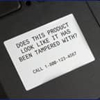 Ein an einem Produkt angebrachtes Etikett mit dem Text „DOES THIS PRODUCT LOOK LIKE IT HAS BEEN TAMPERED WITH“ (sieht dieses Produkt aus, als ob es manipuliert wurde).
