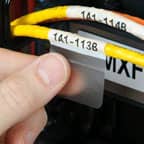 Ein Techniker bringt ein selbstlaminierendes Brady-Etikett auf einem Datenkabel an, um dessen Zweck zu kennzeichnen.