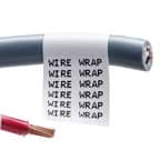 Eine Nahaufnahme eines Brady-Wickeletiketts auf einem grauen Kabel. Das Etikett ist weiß mit schwarzem Text, der zur einfachen Erkennung wiederholt wird.