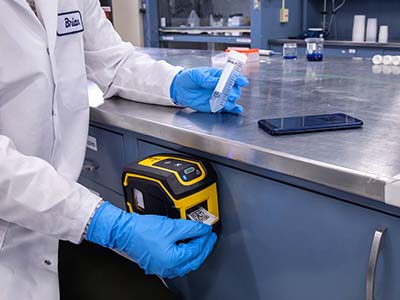 Ein M211 Etikettendrucker ist praktisch an einem Labortisch befestigt.