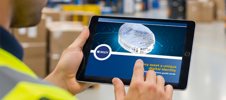 Ein Mitarbeiter liest den Leitfaden auf einem Tablet