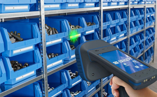 Lesegerät beim Scannen eines LED-Etiketts