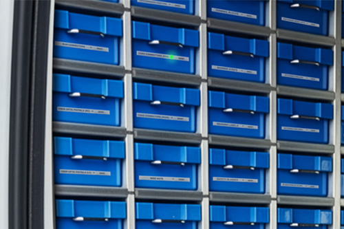 Anbringen von RFID-Etiketten; Einsatzfachkraft und generische Schutzhelme für die Rückverfolgbarkeit von Wirtschaftsgütern.